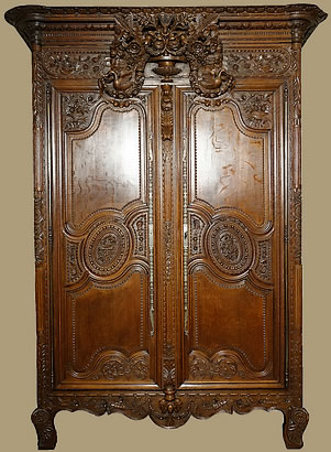 Exceptionnelle armoire de mariage normande aux cygnes